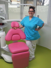 Photo de Pauline à côté de son fauteuil de dentiste